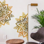 Autocollant Mandala or sur meuble en bois