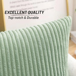 Coussin vert sauge dans un salon bohème ferme moderne