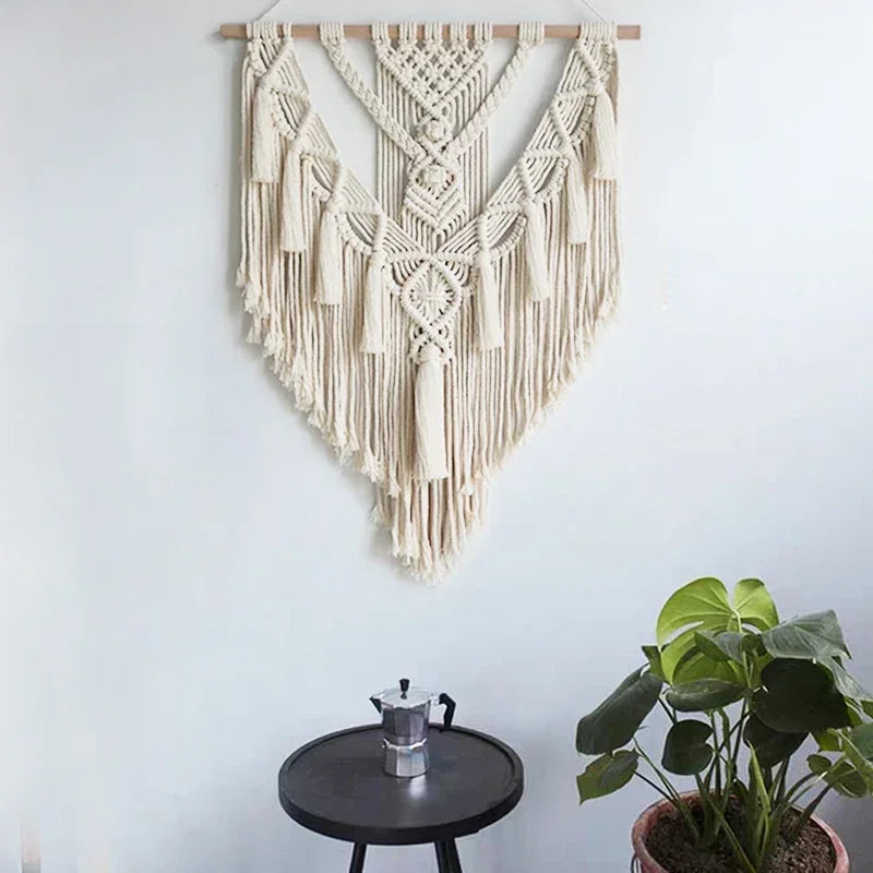 Tenture murale macramé dans une chambre à coucher décorée style boho
