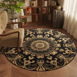 Tapis rond orné de motifs dorés élégants sur fond noir, créant une atmosphère chaleureuse et sophistiquée dans la pièce.