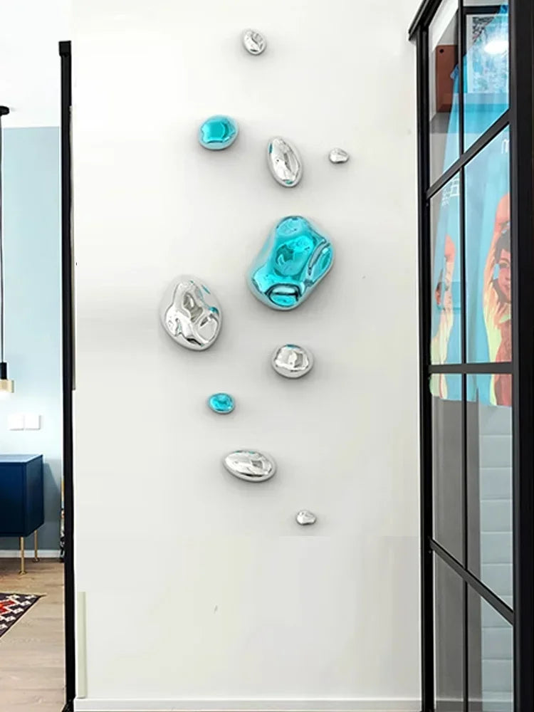 Installation de la décoration murale dans un intérieur contemporain