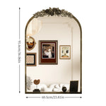 Miroir orné de fleurs de style vintage avec des cadres photos et des objets décoratifs.
