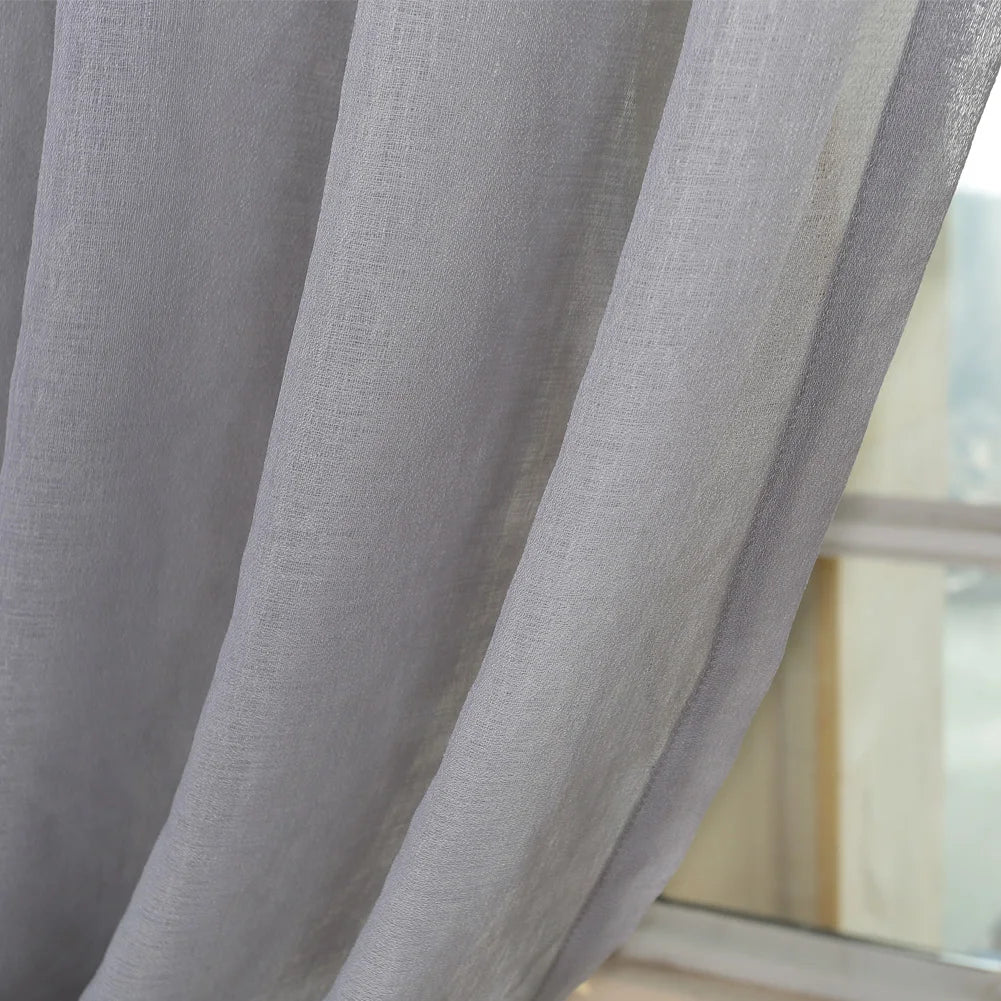 Voile de cuisine en tulle gris filtrant la lumière