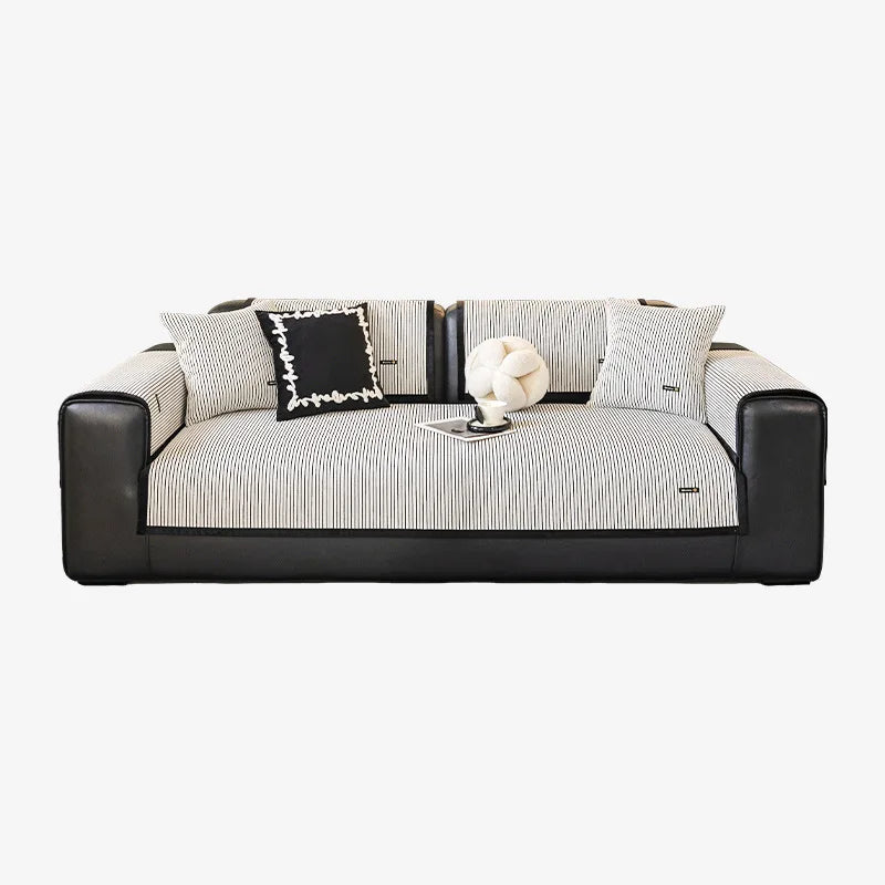 Canapé de style moderne avec des rayures blanches et noires et des détails décoratifs, offrant un design élégant et confortable.