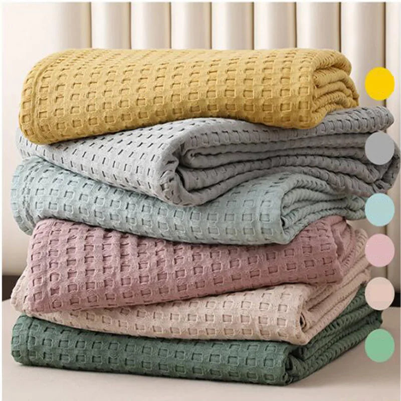 Jeté de lit en coton gaufré à carreaux japonais bleu sur un lit