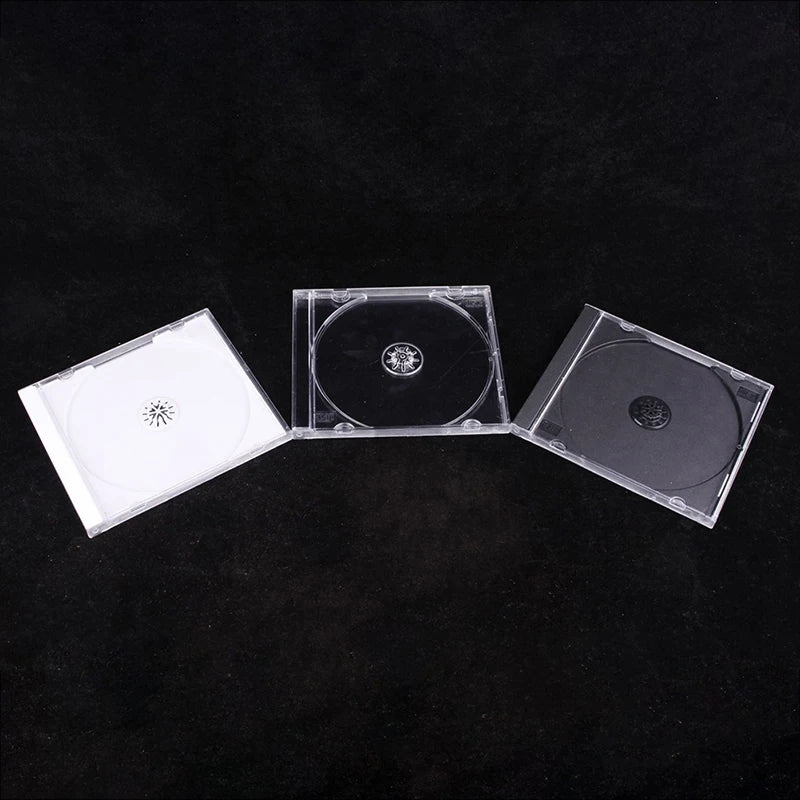 Détail de la boîte transparente avec CD visible à l'intérieur