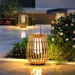 Lampe solaire posée sur une terrasse en bois créant une ambiance chaleureuse