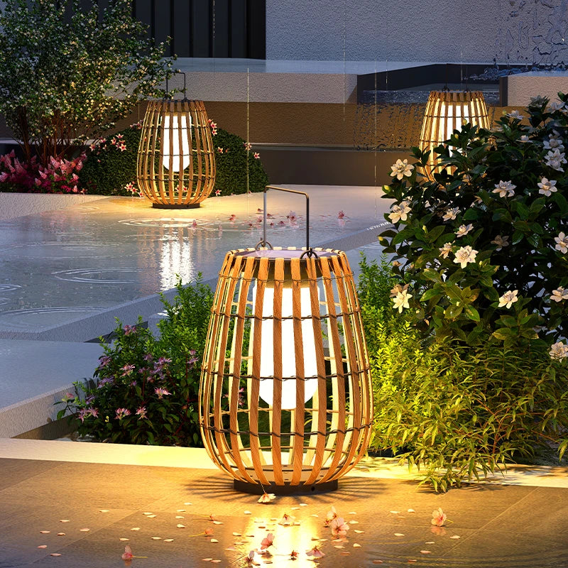 Lampe solaire posée sur une terrasse en bois créant une ambiance chaleureuse