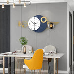 Horloge murale scandinave dans un salon moderne