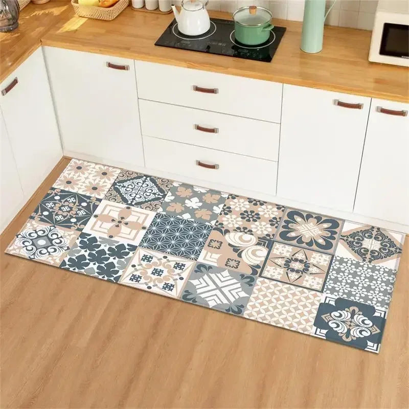 Un tapis de sol coloré et orné de motifs géométriques et floraux ajoute une touche décorative à cette cuisine moderne équipée de meubles blancs et d'un plan de travail en bois.