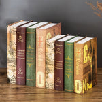 Faux livres décoration rétro de luxe sur une étagère en bois