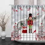 Des rideaux rouges luxueux encadrent une scène festive de Noël, décorée d'ornements colorés et brillants. Un personnage fictif de Noël, vêtu d'un chapeau de costume, ajoute une touche de magie à la scène. Ces rideaux, parfaits pour habiller votre maison pendant les fêtes de Noël, sont aussi ornés de décorations de Noël, ajoutant une atmosphère joyeuse et festive à votre maison durant le jour de Noël et la veille de Noël.