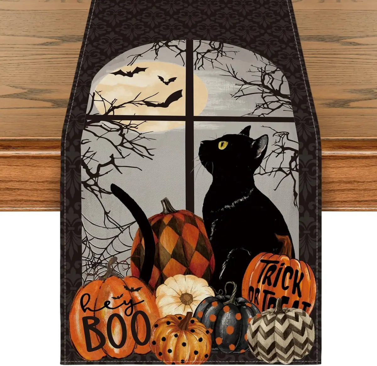 Une image d'une fenêtre décorative d'Halloween avec un chat noir, des citrouilles et des chauves-souris volant dans un ciel de pleine lune.