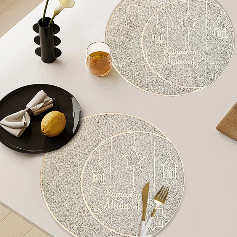 Détail du motif musulman ajouré du set de table doré