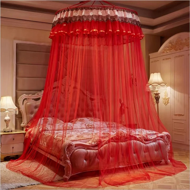 Un luxueux lit à baldaquin rouge vif avec un design sophistiqué, surplombé d'un élégant abat-jour ondulant, offre une atmosphère chaleureuse et romantique dans cette chambre élégante.
