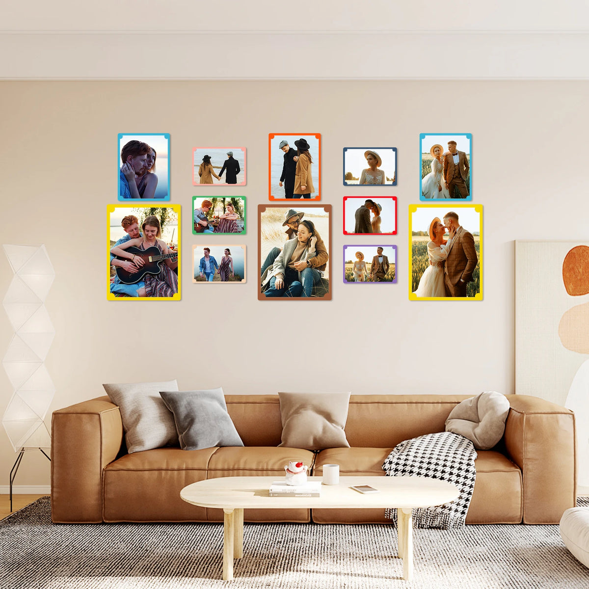 Présentation des cadres photo en carton sur un mur