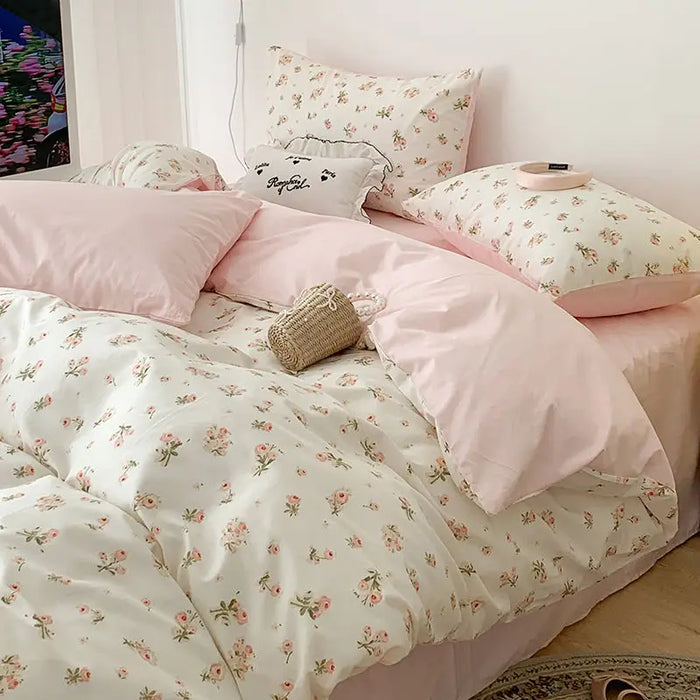 Parure de lit fleurie en polyester doux sur un lit queen size
