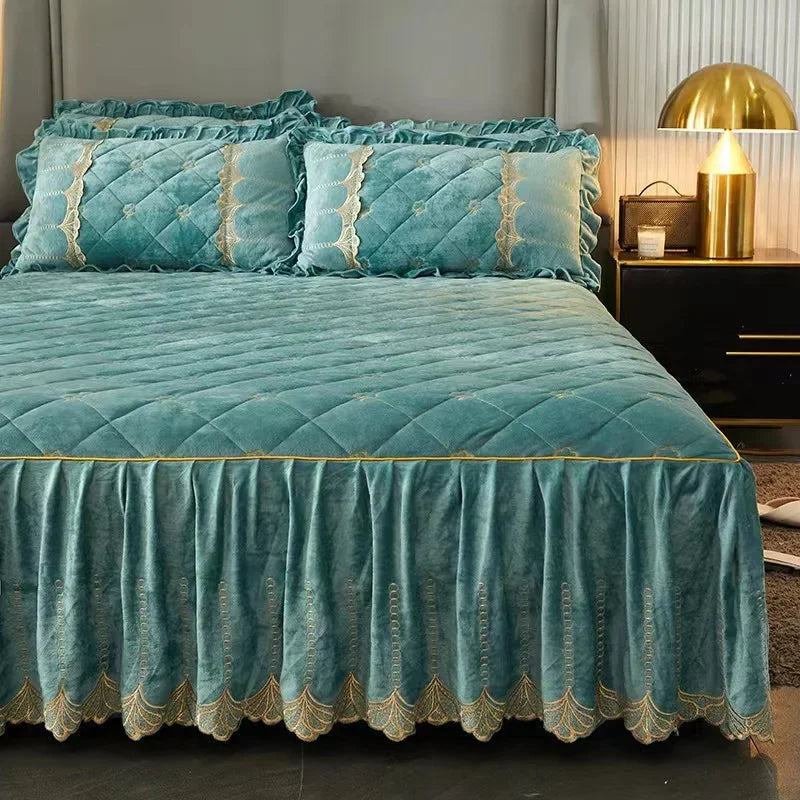 Couvre-lit matelassé en vert armée dans une chambre décorée avec style