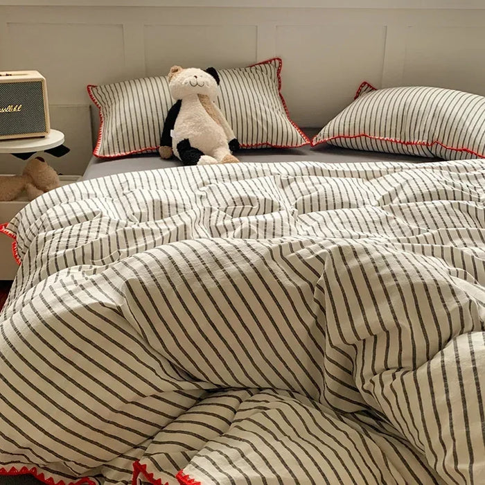 Parure de lit rayé en coton 100% sur un lit moderne