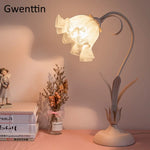 Lampe de chevet rose fleur LED moderne sur table de nuit
