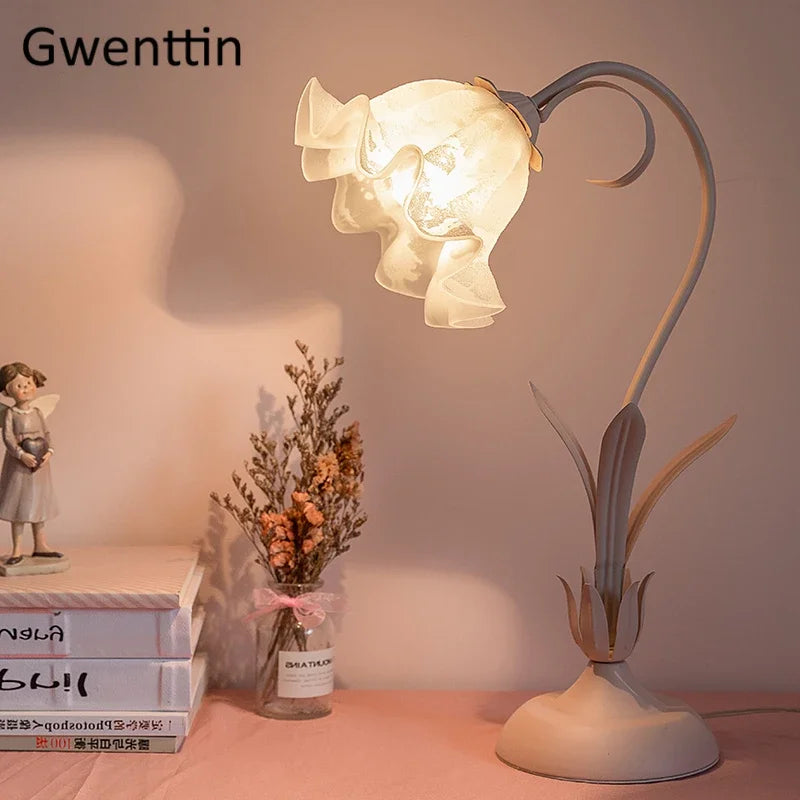 Lampe de chevet rose fleur LED moderne sur table de nuit