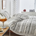 Housse de couette double athlon rayée avec glands sur lit King Size