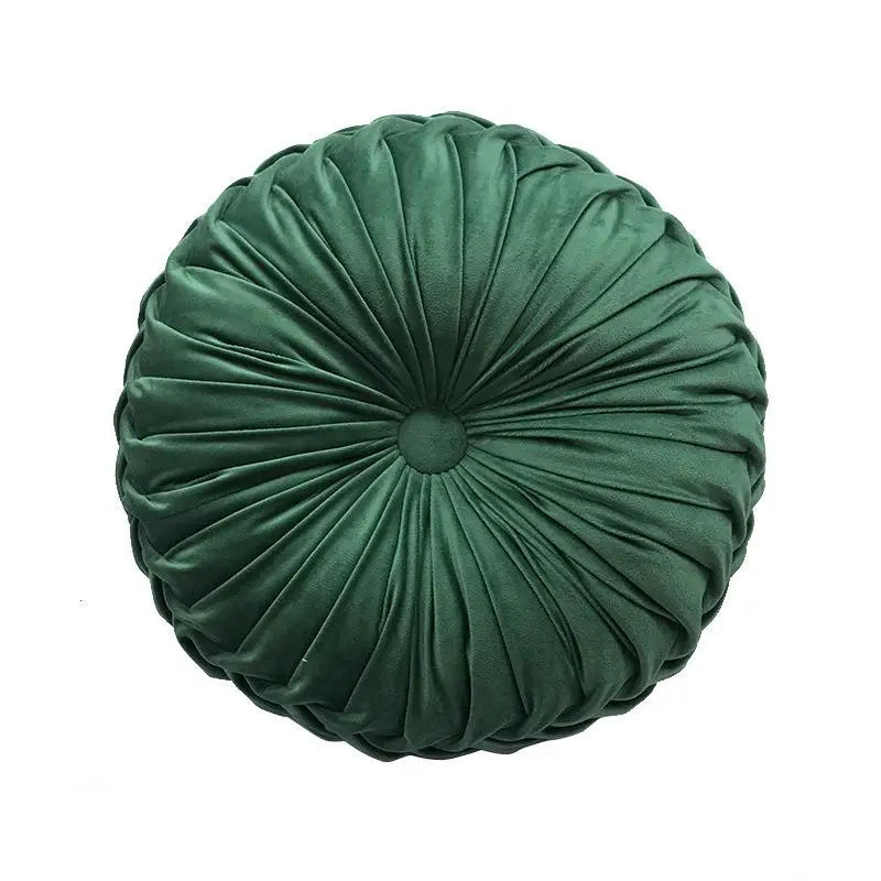 Coussin violet en velours doux forme citrouille sur fauteuil