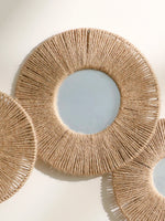 Vue de face du miroir mural rond avec suspension en corde