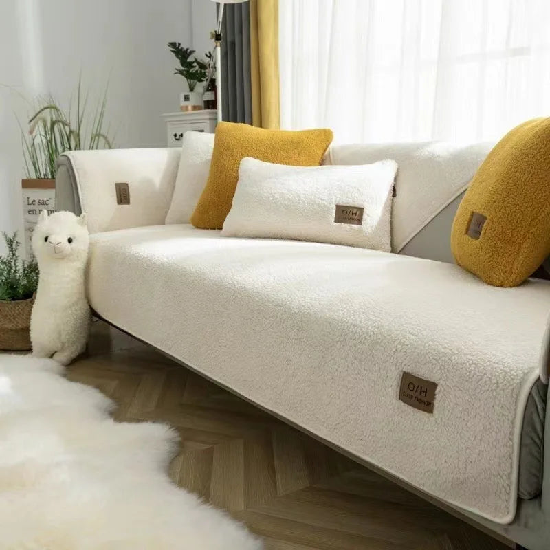 Un canapé douillet et confortable dans un salon moderne, avec des coussins et décorations douces et harmonieuses.