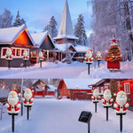 Installation des lampes solaires dans un jardin décoré pour Noël