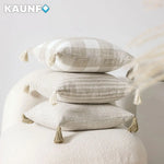 Housse de coussin lin crème sur chaise