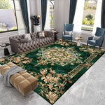 Un élégant tapis de sol en velours vert avec de riches motifs dorés ornementaux, qui crée une atmosphère luxueuse et sophistiquée dans ce salon spacieux et lumineux.