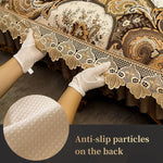 Des éléments antidérapants sur le revers d'un magnifique tissu décoré de fleurs et de dentelle, permettant une utilisation optimale et sécuritaire.
