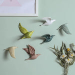 Installation de l'oiseau en céramique sur un mur de chambre