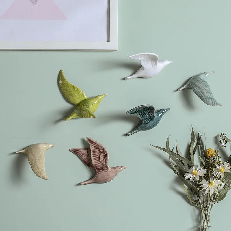 Installation de l'oiseau en céramique sur un mur de chambre