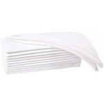 Pile de feuilles blanches empilées avec soin sur une surface lisse.