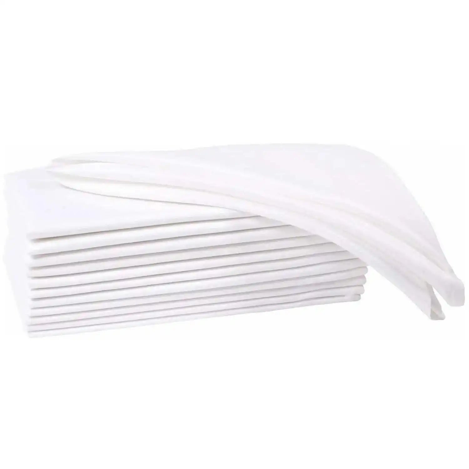 Une pile de serviettes en tissu blanc.