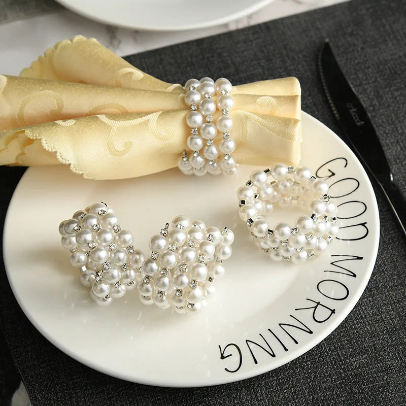 Ronds de serviette en forme de U sur une table décorée pour fête