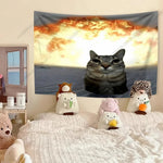 Tapisserie murale chat kawaii accrochée dans une chambre décorée