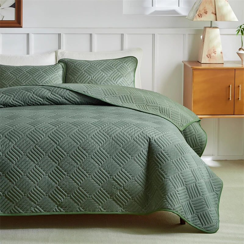Détail du matelassage géométrique du couvre-lit beige gris