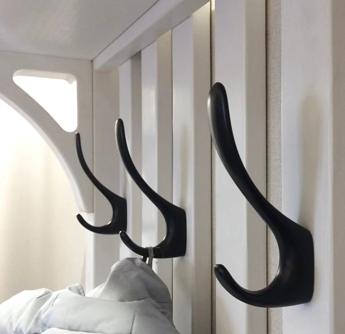 Porte-manteau mural noir 5 crochets en alliage zinc vu de face