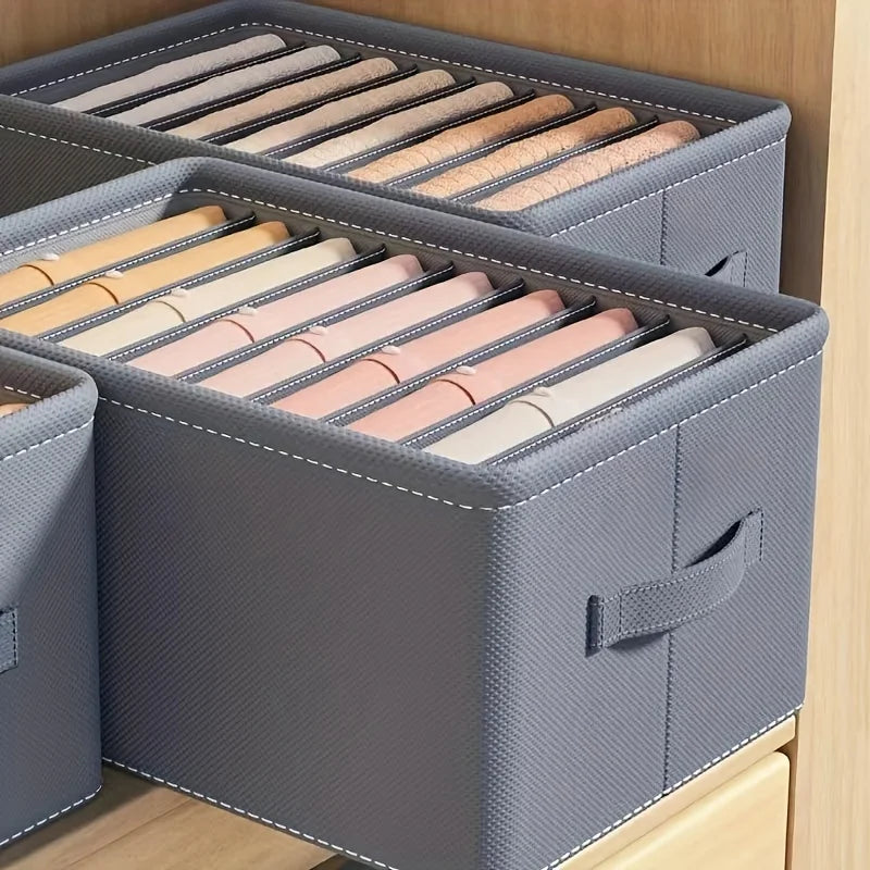 Boîte de rangement tissu verte utilisée dans un dressing organisé