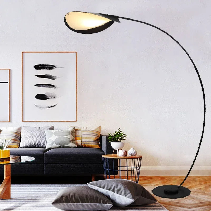 Vue de côté du lampadaire montrant sa structure élancée