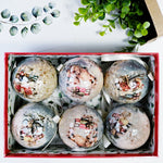 Décoration de Noël avec boules ornées de plumes dans un intérieur festif