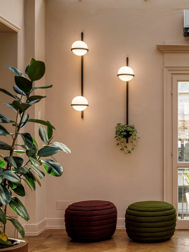 Applique murale LED jaune dans un salon moderne