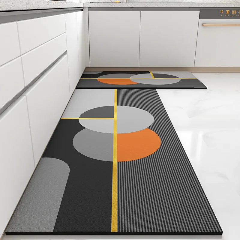 Un tapis de cuisine moderne et géométrique, avec des formes abstraites en gris, orange et noir, décorant un espace de cuisine élégant.