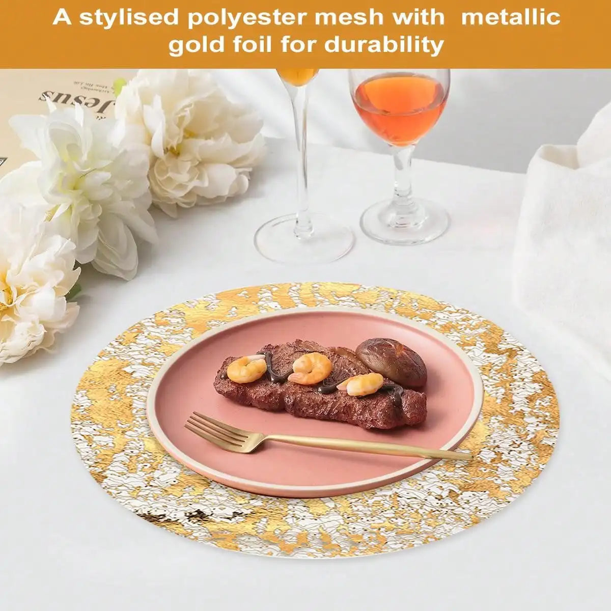 Décoration de table festive avec sets dorés