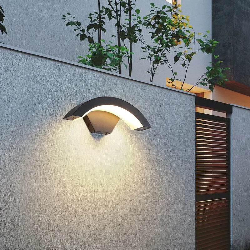 Applique murale LED allumée en blanc chaud pour éclairage extérieur