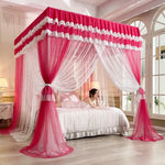 Une magnifique chambre à coucher avec un lit à baldaquin rose et blanc, créant une ambiance romantique et élégante.