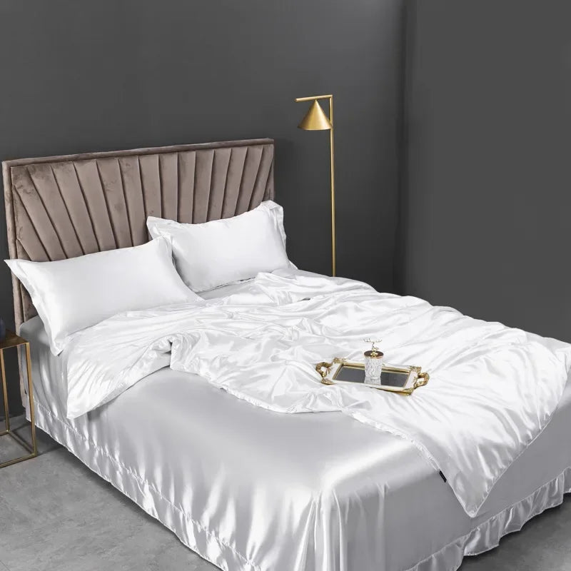 Vue rapprochée du tissu en soie pure avec finition lavée